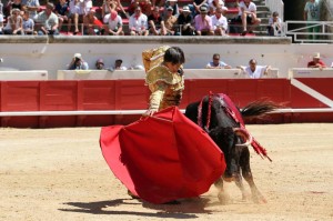 FOTO: JOËL BURAVAND ALARGANDO EL MULETAZO. Derechazo de Andrés Roca Ret en Beziers el domingo 16