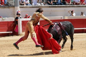 FOTO: JOËL BURAVAND HASTA LA BOLA. Estocada de Roca Rey en Beziers.