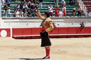 FOTO: JOËL BURAVAND OREJA. Andrés Roca Rey saludando a la afición de Beziers con el trofeo.