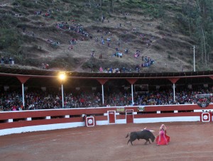 FOTO: PABLO JAVIER GÓMEZ DEBARBIERI BUENA FAENA. Miguel tendero instrumentando un buen derechazo al sexto de la tarde; nótese que el público en el cerro, sigue firme en su puesto, a pesar de las bajas temperaturas y de estar anochecienco