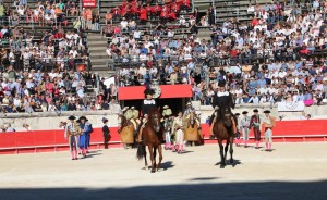 FOTO: JOËL BURAVAND AL SON DE CARMEN. Con los acordes de la Canción del Toreador, de la ópera de Bizet, los tres toreros y sus cuadrillas atraviesan el ruedo oval del coliseo romano de Nimes, Francia.