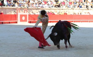 FOTO: JOËL BURAVAND TEMPLE. En su primer toro, el de la alternativa, Andrés Roca Rey tuvo que torear con mucho temple para tirar del toro con la muleta, a pesar del viento que soplaba.