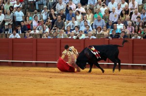 FOTO: JOËL BURAVAND DE OTRA PASTA. Los toreros no son gente común y corriente: tras solo 12 días, con la cornada aún abierta y una fractura en la mano, Roca Rey tomará la alternativa el sábado 19 en Nimes, en corrida televisada.