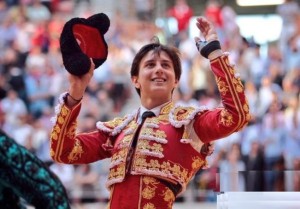 FOTO: CARLOS BERNABÉ & EVA SÁNCHEZ - CHOPERA TOROS TRIUNFO ANTE FIGURAS. Andrés Roca Rey pasea uno de sus trofeos por la plaza de Logroño, en un suceso notable y resonante.