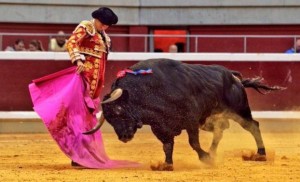 FOTO: CARLOS BERNABÉ & EVA SÁNCHEZ - CHOPERA TOROS UNA DE LAS CLAVES. El toreo de capa de Roca Rey, variadísimo – más de 15 lances distintos y vistosos–, pone al público de su parte.