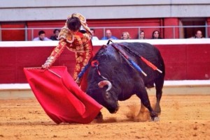 FOTO: CARLOS BERNABÉ & EVA SÁNCHEZ - CHOPERA TOROS TEMPLE Y DOMINIO. Bajando la mano y evitando siempre los enganchones; arriesgándose, Andrés logró meter en muleta a sus dos toros.