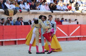 FOTO: JOËL BURAVAND TRADICIÓN QUE SE TRANSMITE. El torero veterano, oficiante experto, transmite el testigo del rito de la tauromaquia al nuevo intérprete.