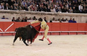 FOTO: JOËL BURAVAND A VIDA O MUERTE. Roca Rey volcándose sobre el morrillo del complicado sexto toro, jugándose la cornada, en busca del triunfo.