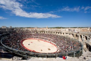 FOTO: PÁG. WEB ARENESDENIMES.COM El impresionante circo romano de Nimes en una tarde de toros