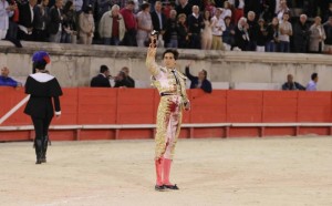 FOTO: JOËL BURAVAND OREJA DE PESO. Roca Rey, desgarrada la taleguilla y golpeado, recibe la ovación de decenas de miles de aficionados, tras el sexto toro.