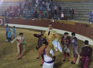 FOTO: ARCHIVO DEL NOVILLERO Joaquín Galdós, el sábado, saliendo de Guadalix en hombros.