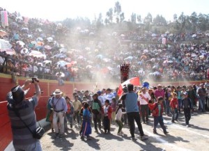 FOTOS: PABLO JAVIER GÓMEZ DEBARBIERI SALUDOS. Ovación a la terna antes de la corrida.