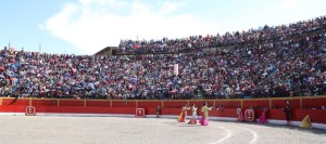 FOTO: PABLO JAVIER GÓMEZ DEBARBIERI SALUDOS. La multitud obligó a la terna a salir al tercio para ovacionarlos antes de la salida del primer toro.