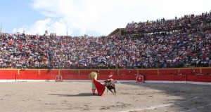 FOTO: PABLO JAVIER GÓMEZ DEBARBIERI DE LAS FLORES. Torres Jerez recibiendo a su primer toro con el pase creado por Victoriano de la Serna y plasmado luego en un cartel de Ruano Llopis orlado de flores; de allí el nombre del muletazo.