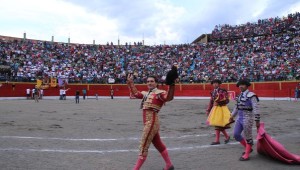 FOTO PABLO JAVIER GÓMEZ DEBARBIERI TROFEO. Serna pasea la oreja que cortó a su segundo toro.