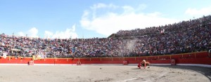 FOTO: PABLO JAVIER GÓMEZ DEBARBIERI IMPRESIONANTE. Casi 14 mil espectadores llenan a tope la que quizá sea la plaza de toros más grande del Perú, en Huari, Áncash. Emilio Serna torea al primer toro de la tarde, un serio ejemplar de San Pedro.