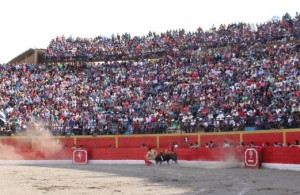 FOTO: PABLO JAVIER GÓMEZ DEBARBIERI DESBORDANTE. Torres Jerez ante miles de aficionados ancashinos, en Huari, que vibraron en su feria.