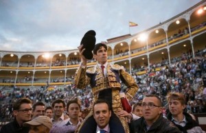 FOTO: PÁG WEB PLAZA DE LAS VENTAS GRAN CARTEL López Simón, uno de los atractivos de la feria de 2015; este año ha salido tres veces en hombros de Madrid