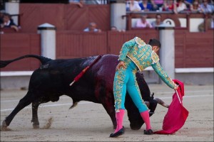 FOTO: PÁG. WEB PLAZA DE LAS VENTAS HONDURA. Las buenas maneras y el toreo con gusto de Rafaelillo cuando los miuras "se equivocan" y meten la cara. 