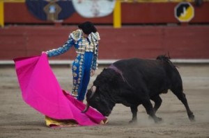 FOTO: JUAN PONCE Quietud. López Simón mostró en Acho por qué es un torero diferente, con una personalidad arrolladora, una gran técnica y mucho valor .