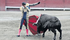 SORPRESA. Alejandro Talavante remató una serie de naturales con una arrucina que sorprendió y entusiasmó a la afición taurina de Acho.