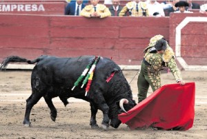 ARTE. Morante de la Puebla toreando al natural, con su peculiar y muy personal sentimiento, lleva de largo, con temple, al Zalduendo.