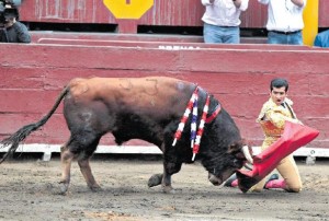 valor y decisión. El mexicano Adame salió dispuesto a triunfar y se metió al público de Acho en el bolsillo para salir en hombros.