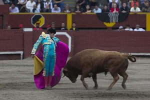 GRAN VARIEDAD. Es tal la habilidad de Roca Rey con el capote que, antes de haber tomado la muleta, ya tiene al público metido en el bolsillo.