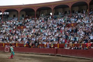 Roca Rey aclamado a la salida de una serie