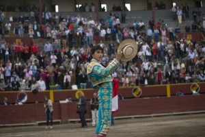 Roca Rey saluda con sombrero y bandera peruana