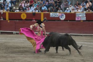 FOTO: JUAN PONCE DECIDIDO. Joaquín Galdós mató ayer en la Plaza de Acho seis novillos en solitario. A pesar de su gran ilusión y ganas de triunfo, los novillos tuvieron complicaciones que le impidieron triunfar en grande.