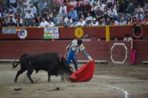 FOTOS: JUAN PONCE / EL COMERCIO GRAN FAENA. López Simón cuajó una muy buena faena a Travieso, N° 20, de Daniel Ruiz, el mejor toro de la Feria del Señor de los Milagros, Escapulario de Plata.