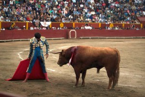 FOTOS: JUAN PONCE / EL COMERCIO ACHO. El 15 de noviembre, tras una gran faena a su primer toro, el sexto de Daniel Ruiz le propinó una fuerte voltereta; López Simón se incorporó y se volvió a colocar en terrenos comprometidos.