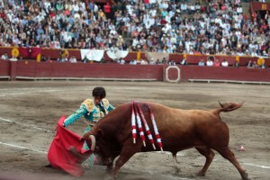 FOTOS: JUAN PONCE PUNDONOR. Andrés Roca Rey antepone a su concepto íntimo del toreo sus ganas de triunfo; luego tendrá tiempo para lo otro.