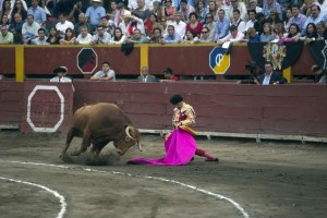 MAESTRO. A pesar de llevar 26 años como torero, Ponce ni se fatiga ni se doblega; dominio de escena y torería.