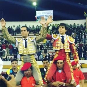 FOTO: PRENSA A. ROCA REY DUITAMA, COLOMBIA. Andrés, tras cortar cuatro orejas y Fandiño, tras cortar dos, saliendo en hombros de la Plaza César Rincón.