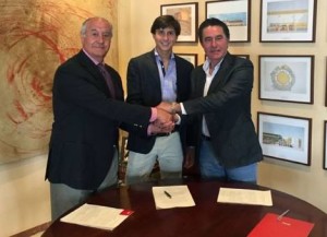 FOTO: PAG WEB DEL TORERO APODERADOS. Ramón Valencia y José A. Campuzano (der) con Andrés Roca Rey; de su gestión y de los triunfos depende su futuro.