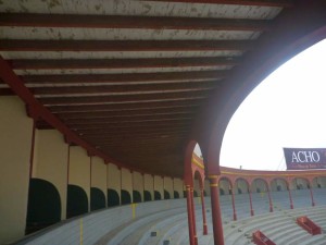 FOTO: PABLO J. GÓMEZ DEBARBIERI ARQUERÍAS DETERIORADAS. La estructura de madera que corona los tendidos de Acho se encuentra en pésimas condiciones; picándose y con el riesgo de perderse en un incendio.