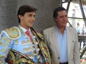 FOTO: ARCHVO DEL MATADOR DUPLA. Relación virtuosa y formativa entre Andrés Roca Rey y José Antonio Campuzano, su mentor y apoderado; los frutos están a la vista.