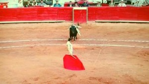 FOTO: CAPTURA DE PANTALLA CAMBIADO: Andrés inicia la faena a su primer toro con un cambiado por la espalda, clavadas las zapatillas en el centro del ruedo.