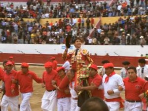 FOTO: ARCHIVO DEL MATADOR TRIUNFAR Y TRIUNFAR. Andrés Roca Rey, ayer en Ambato, Ecuador, tras cortar cuatro orejas y un rabo.