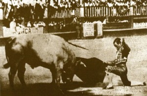 ARCHIVO DE EL COMERCIO DESPLANTE. Joselito ovacionado por la afición limeña en la temporada 1919-1920