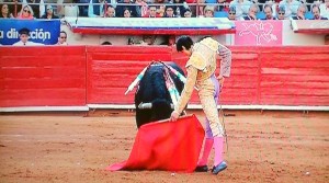 CAPTURA DE PANTALLA  AL NATURAL. Andrés Roca Rey toreando con la zurda al de la confirmación.