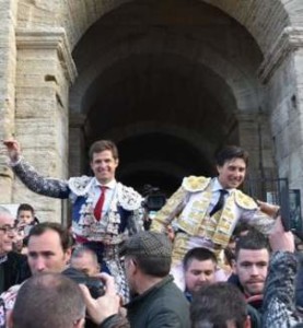 FOTO: CAPTURA DE PANTALLA Andrés Roca Rey, peruano de solo 19 años, en hombros junto a El Juli, en el coliseo romano de Arles.