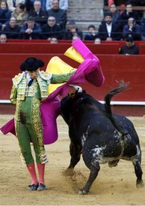 FOTO: JOËL BURAVAND Andrés Roca Rey, peruano, con solo 19 años, dispuesto a conquistar el mundo taurino español; desde sus primeros capotazos –variados y siempre quedándose muy quieto−  se mete al público en el bolsillo.