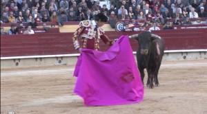 FOTOS: CAPTURA DE PANTALLA POCO JUSTO. El público de Castellón no juzgó de forma equitativa a Andrés Roca Rey –aquí citando al toro– y a López Simón.