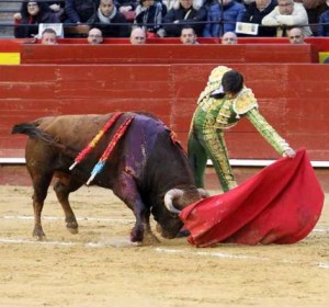 FOTO: JOËL BURAVAND No solo valentía; Andrés Roca Rey toreó con arte y empaque, después de impresionar con su valor al público de Valencia.