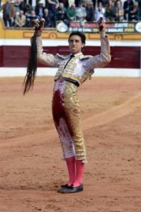 FOTO: FUSIÓN INTERNACIONAL POR LA TAUROMAQUIA El rabo cortado en Olivenza, hace una semana, tuvo repercusión.