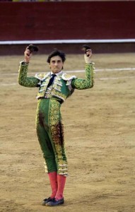 FOTO: JOËL BURAVAND Dos orejas otorgadas de golpe, tras lo cual se pidió el rabo para el peruano.