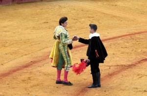 FOTO: JOËL BURAVAND Andrés recibiendo la oreja de su primer toro.